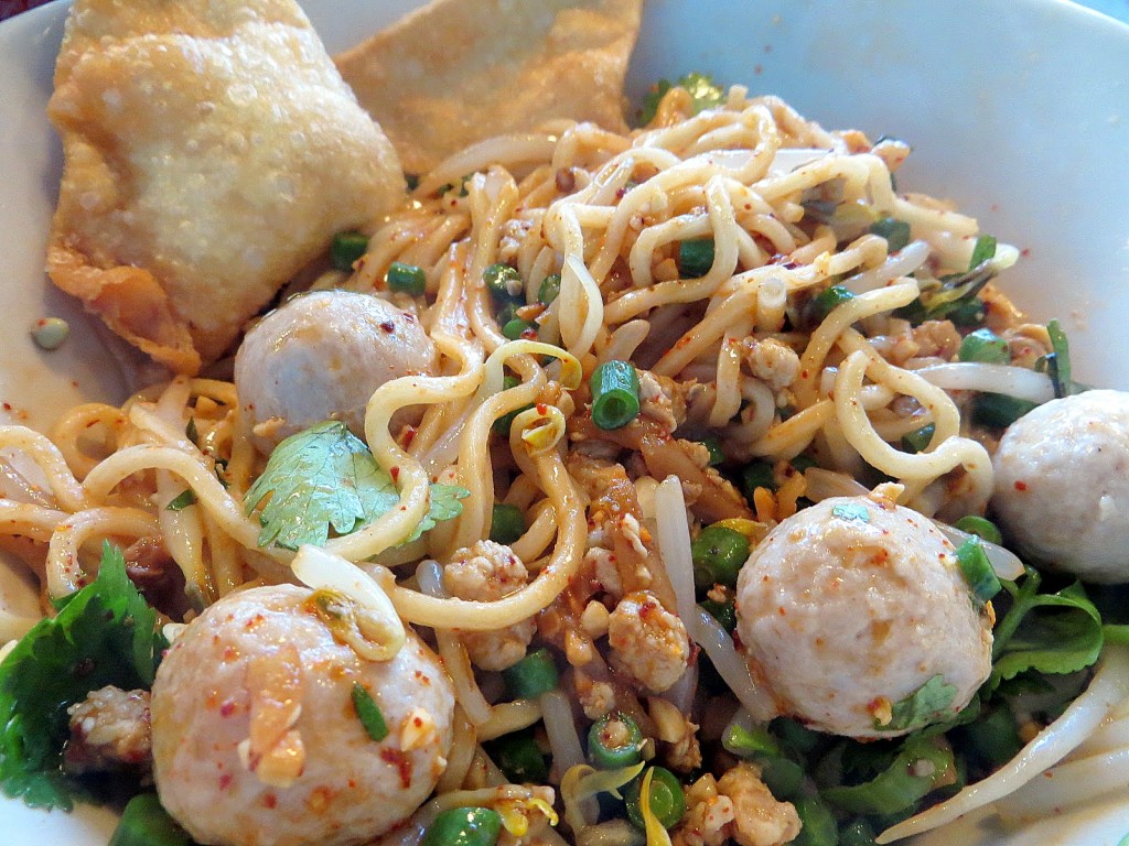 Needless to say, mix well before eating the Ba Mii Tom Yam Muu Haeng at Sen Yai. Dry wheat noodles with ground pork, pork balls, cracklings, peanuts, bean sprouts, long beans, preserved radish, fried garlic, chili vinegar, fish sauce, and chili powder, broth on the side (though my server forgot to bring mine). The dish can also be ordered "naam" soup style, where the broth is already in the bowl with the noodles. I often like the Dry/Haeng dishes if I feel too hot for the soup, and particularly for this dish it amps up the flavor by focusing all those seasonings directly onto the noodles rather than in the broth.